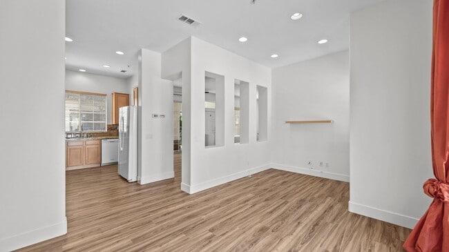 Building Photo - Tri-Level Townhome in Tustin