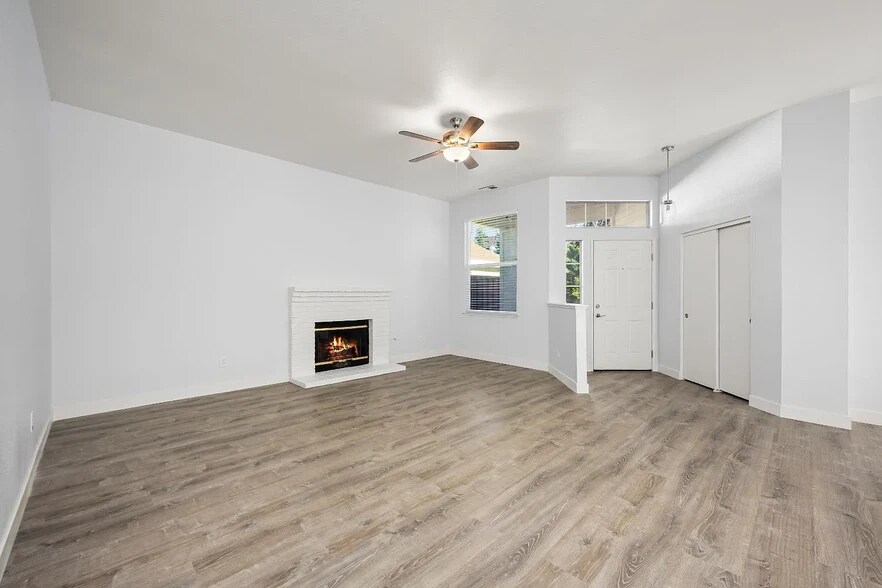 Building Photo - 6643 Laguna Park Dr