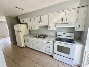 Building Photo - 911 N Iowa Ave