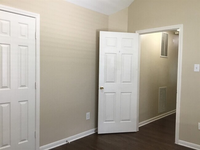 Building Photo - 141 S Laguna Pointe Dr