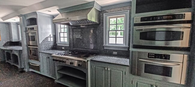 Building Photo - Oversized 4 Bedroom 3.5 Bathroom Home Situ...