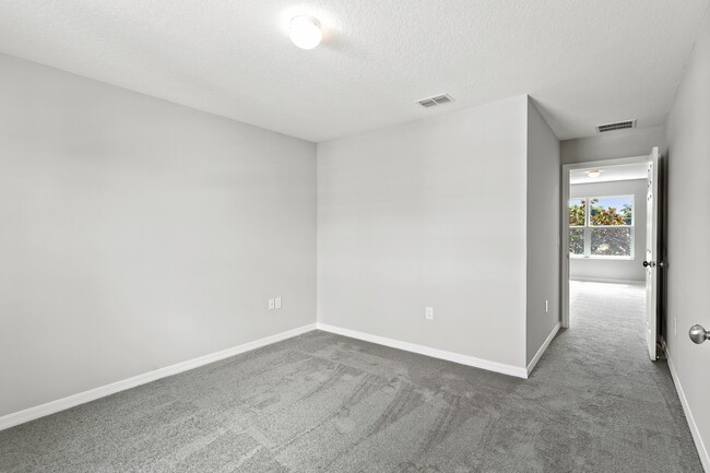 Building Photo - 4/2.5 Beautiful Energy Efficient Townhome ...