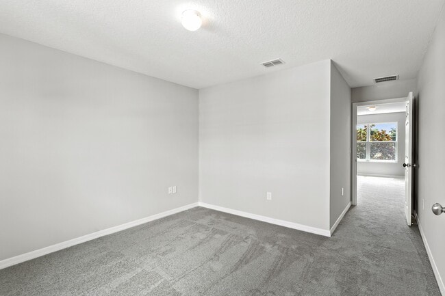 Building Photo - 4/2.5 Beautiful Energy Efficient Townhome in St. Cloud