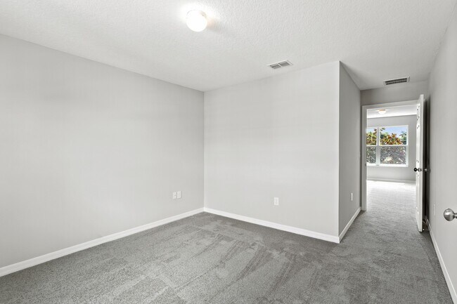 Building Photo - PENDING APPLICATION-MOVE IN SPECIAL-4/2.5 Beautiful Energy Efficient Townhome in St. Cloud