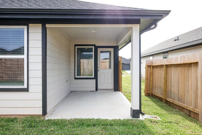 Building Photo - 3027 Lake Crest Dr