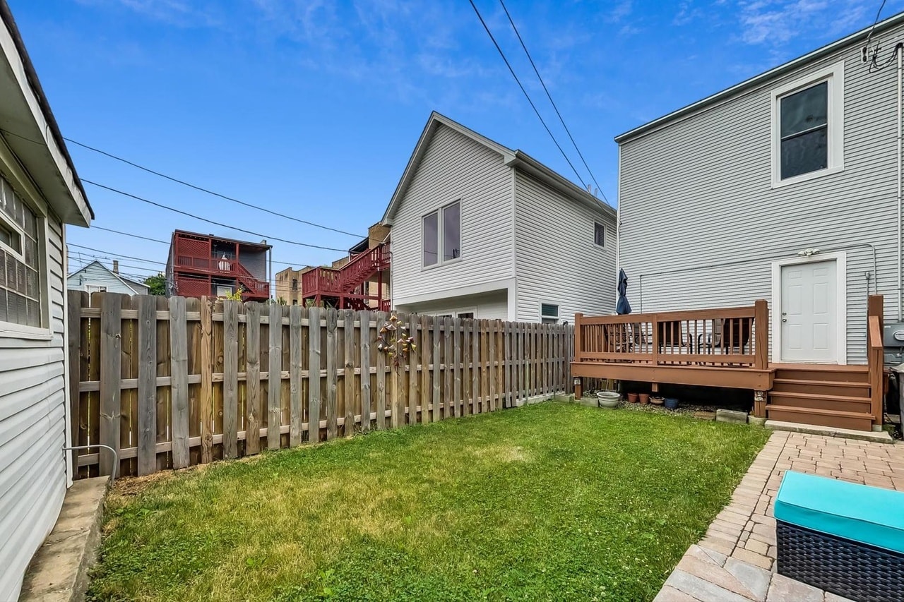 Building Photo - 3618 W Dickens Ave