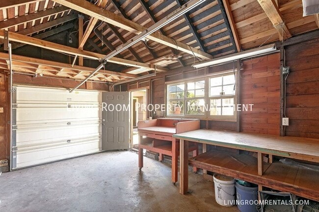 Building Photo - 5026 N Commercial Ave