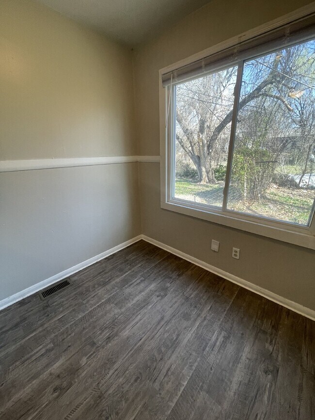 Building Photo - 2322 S Broadview St, Wichita, KS 67218-493...