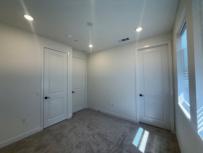 Building Photo - Two-bedroom, two-and-a-half-bath tri-level townhouse located in Arcadia, CA