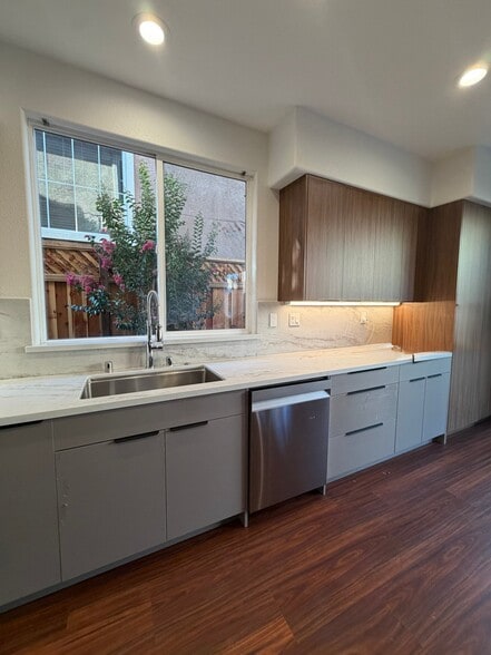 Building Photo - 8922 Del Rio Cir