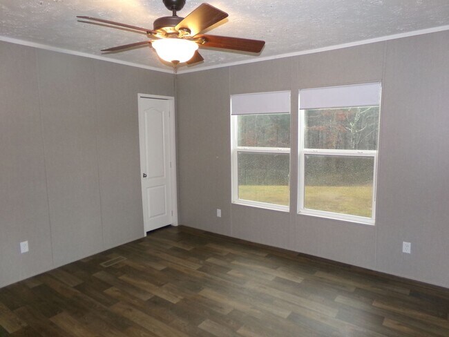 Building Photo - Country Living