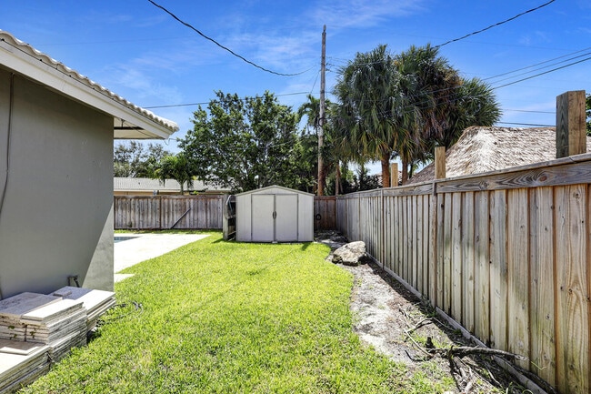 Building Photo - 800 SW 12th Ave
