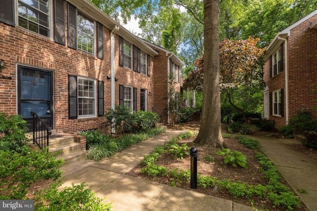 Building Photo - 2440 S Walter Reed Dr
