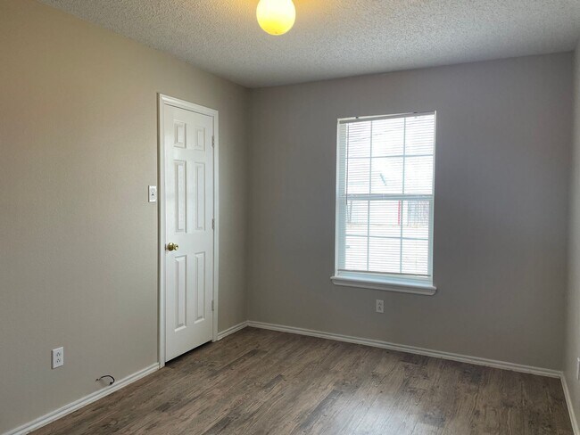 Building Photo - 3 bed 2 bath 5 min. from Texas Tech University