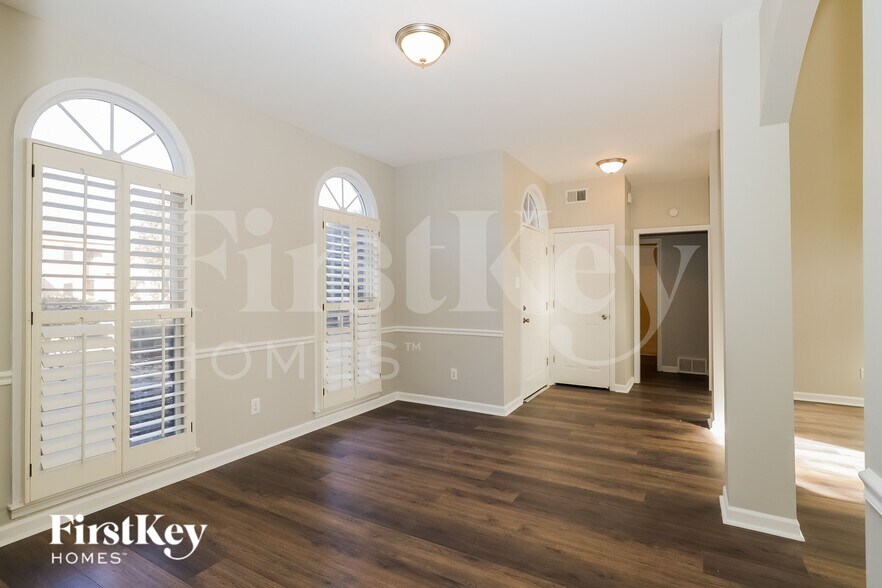 Building Photo - 8995 Country Leaf Cove