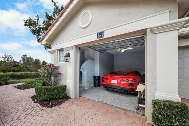 Building Photo - 691 SW Glen Crest Way