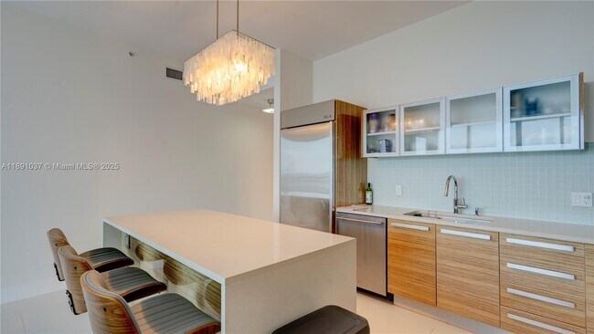 Building Photo - 2020 N Bayshore Dr