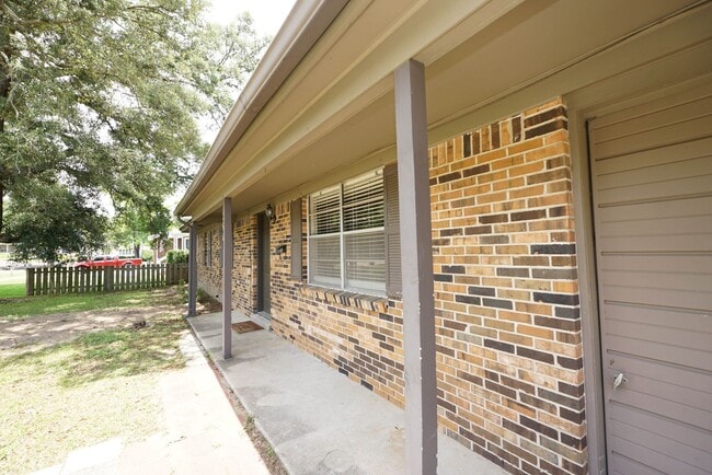 Building Photo - Valparaiso Ranch Home!