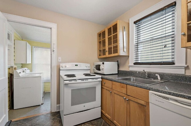 Building Photo - Charming 2-Bed/1 Bath Home Near NC State University