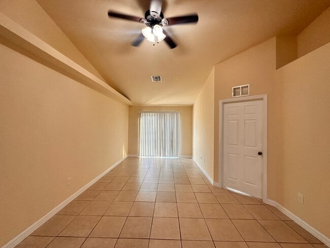 Building Photo - 906 SE 12th Terrace