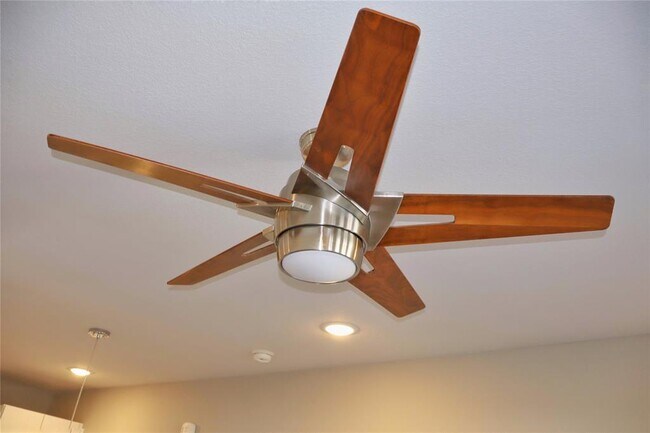 Building Photo - 810 S Rock St