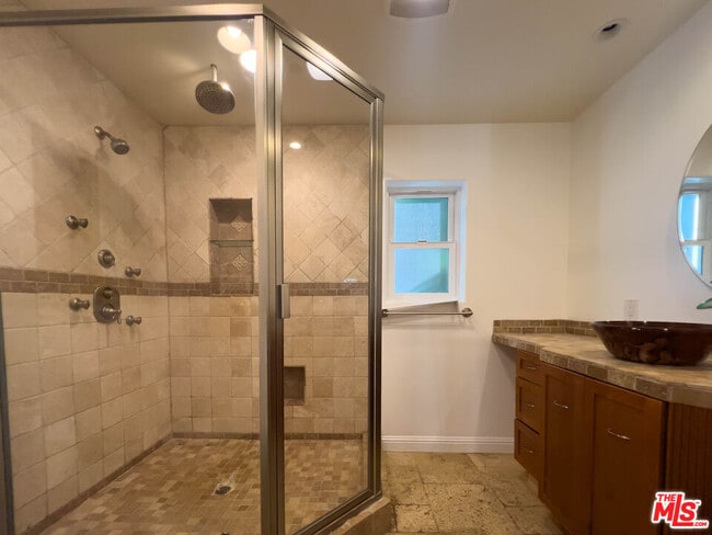 Building Photo - 15426 Camarillo St