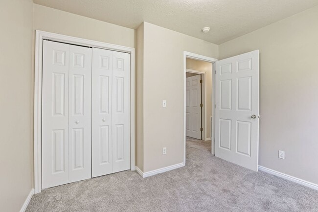 Building Photo - 2 Bed 1 Bath GROUND FLOOR Condo in Rexburg...