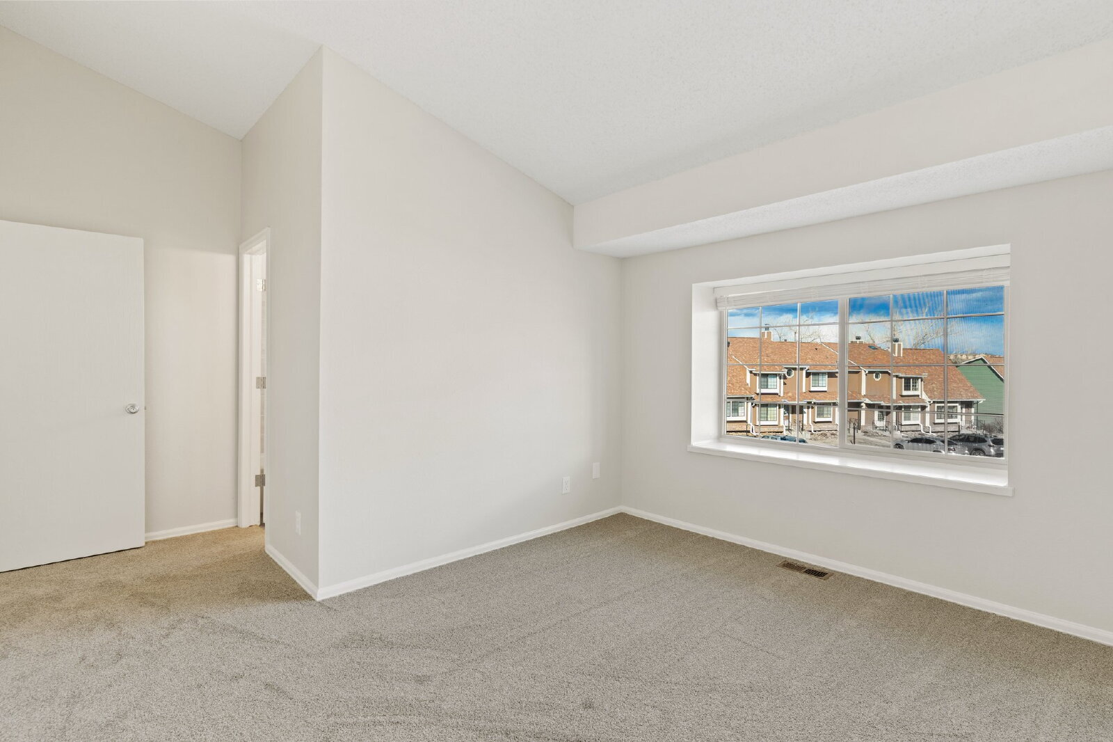 Building Photo - Upgraded 3-Bed Townhome Just Minutes from ...