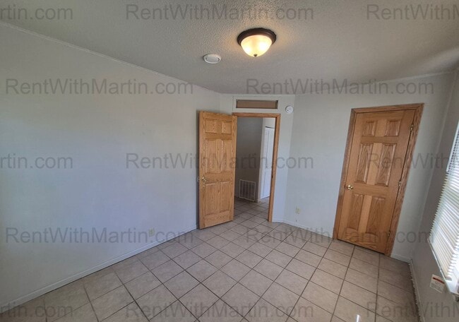 Building Photo - FOR RENT- 2 bedrooms on Ackermant! Pets Ok!