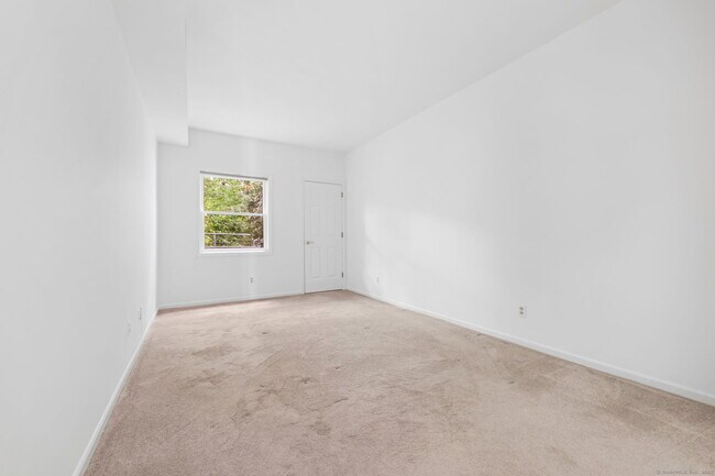 Building Photo - 351 Pemberwick Rd