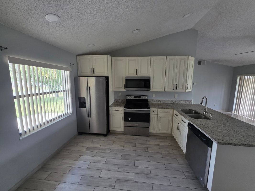 Building Photo - 310 Colonade Ct