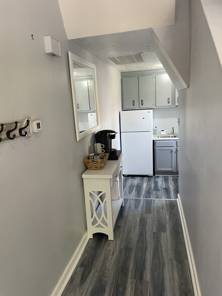 Building Photo - 123 Montmullin St