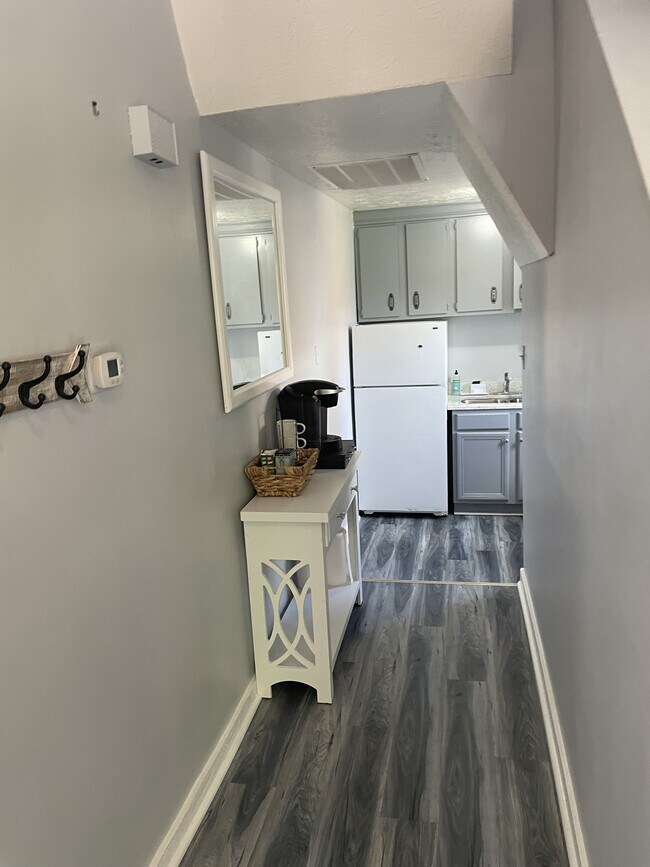 Building Photo - 123 Montmullin St