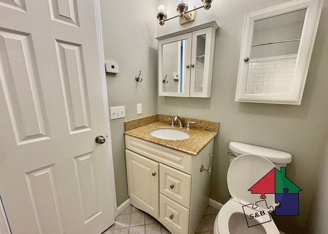 Building Photo - Modern 3 Bedroom 2.5 Bathroom Shelburne Apartment!