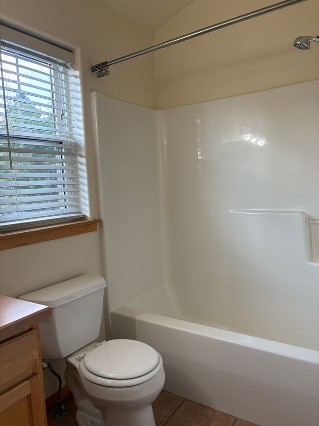 Building Photo - Spacious Lewis & Clark 4-Bedroom Home