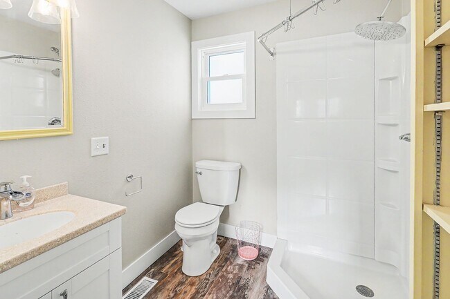 Building Photo - For Rent – 4 Bed 2 Bath Home