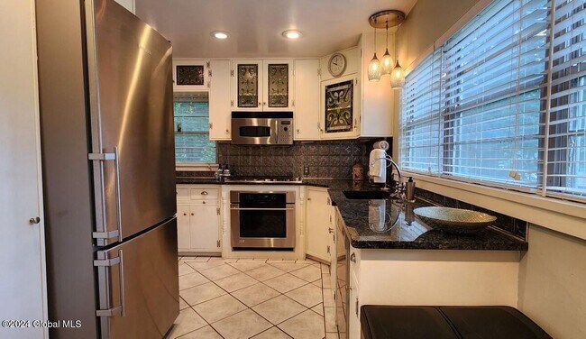 Building Photo - 535 Sand Creek Rd