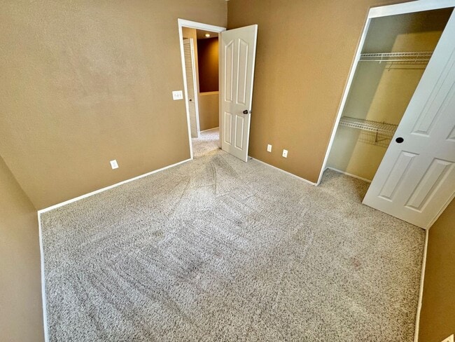 Building Photo - Beautiful 3 bedroom/2.5 bath home in great neighborhood