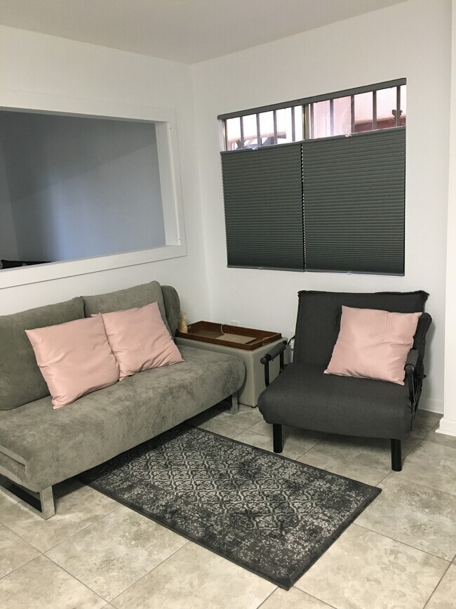 Living room - 1810 E Blacklidge Dr