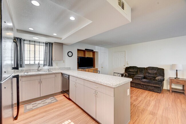 Building Photo - 101 Luna Way