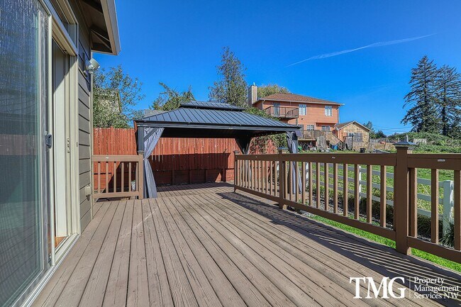 Building Photo - Large Pet Friendly 3 bed 2.5 bath home in ...