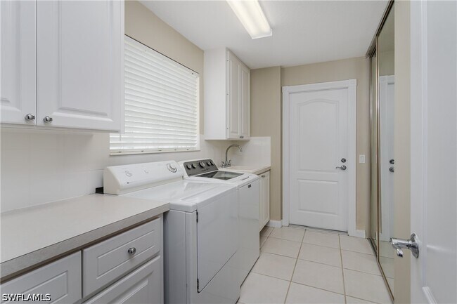 Building Photo - 4949 Kingston Way