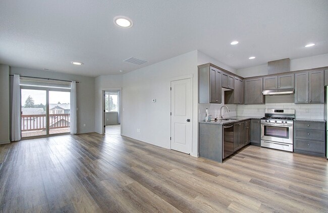 Building Photo - 3bd 2.5ba Daylight Ranch Home on Corner Lot