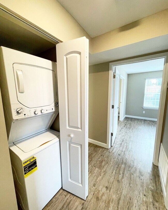 Building Photo - Silver Creek Apartments