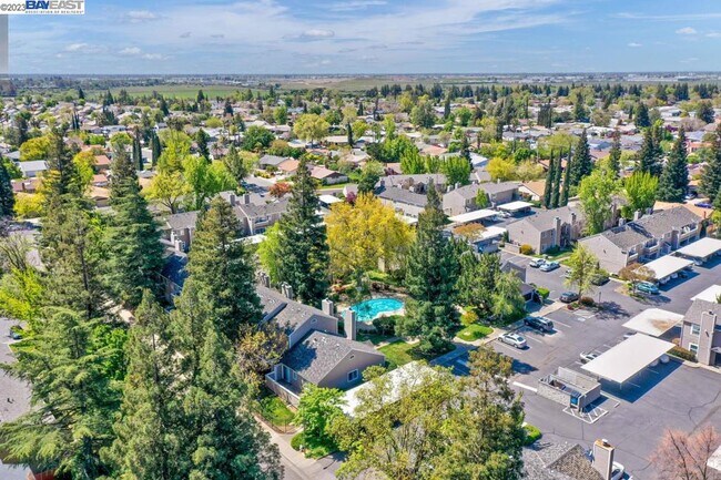 Building Photo - 9101 Newhall Dr