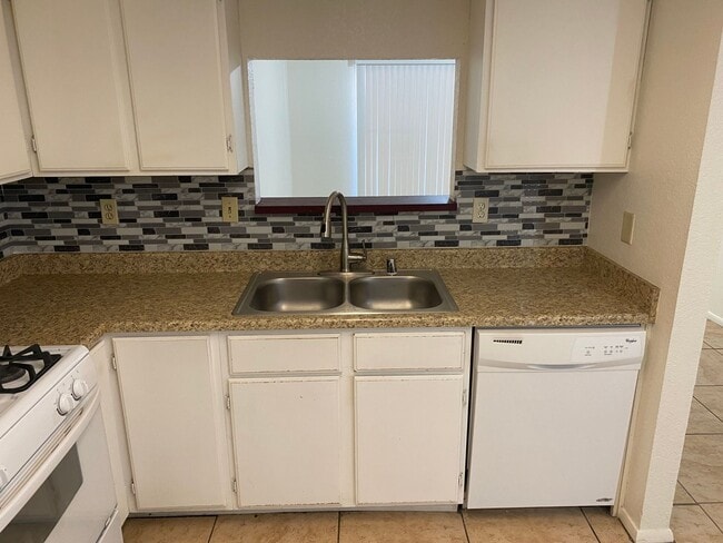 Building Photo - Henderson!!! 4 Bedrooms!! Single Story!! 2 car garage!! Big Back Yard!!! No HOA!! All Appliances!!