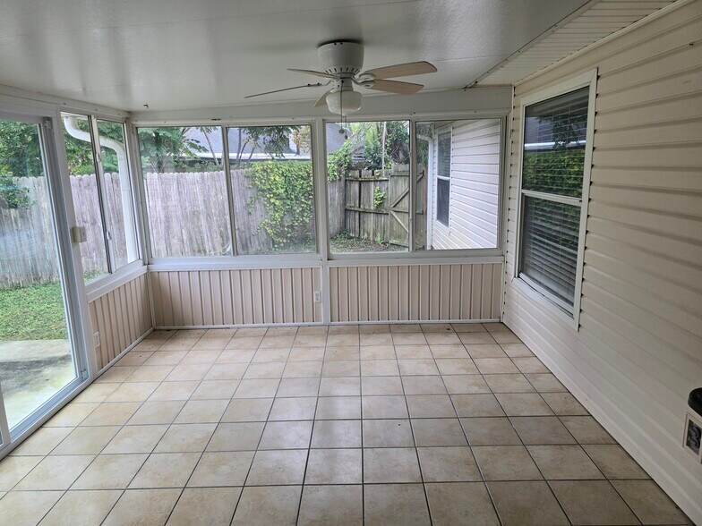 Florida room - 2169 Saint Martins Dr W