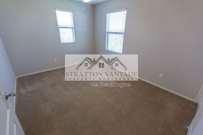 Building Photo - 928 S Hawk Ln