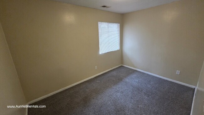 Building Photo - 3 Bedroom 1 Bath Multiplex Unit #4 – Columbia Heights