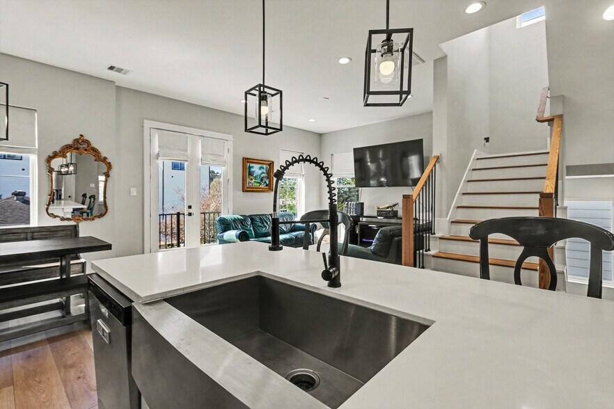 Building Photo - 825 Woodcrest Dr